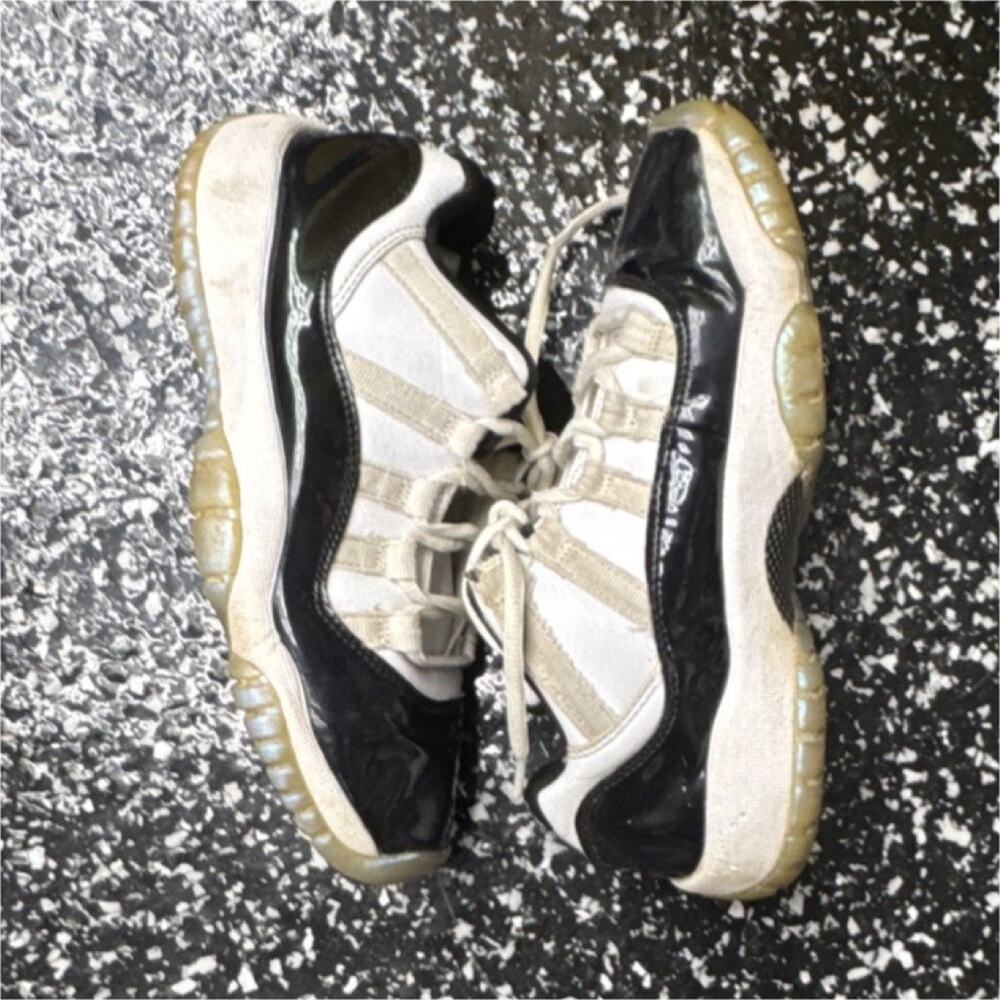 Jordan Air Jordan 11 White Black Boys 4Y (EU 36) Patent Leather Low Top Sneakers